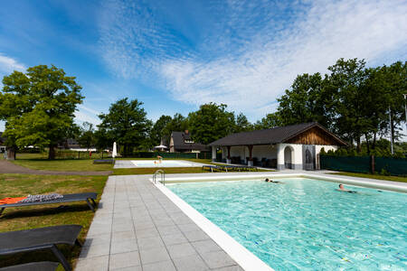 Het buitenbad met apart peuterbad van vakantiepark Villapark Hof van Salland