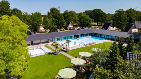 Luchtfoto van het buitenbad en peuterbad van Villapark Hof van Salland