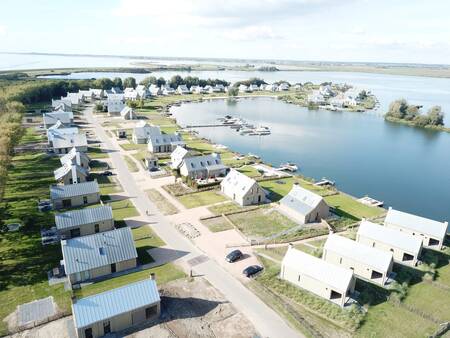 Luchtfoto van vakantiepark Waterrijkoesterdam Oesterdam Resort